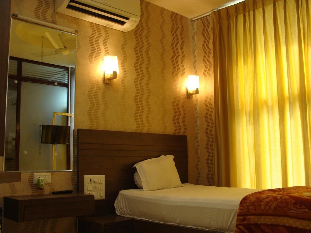 Tulsi Motel Nadiad Екстер'єр фото